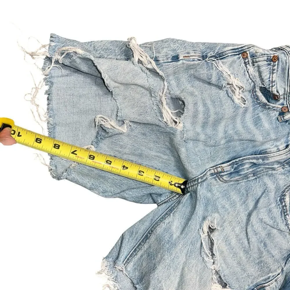 AMERICAN EAGLE Super High-Rise Baggy Wide Leg Light Wash Jean Shorts Size 6